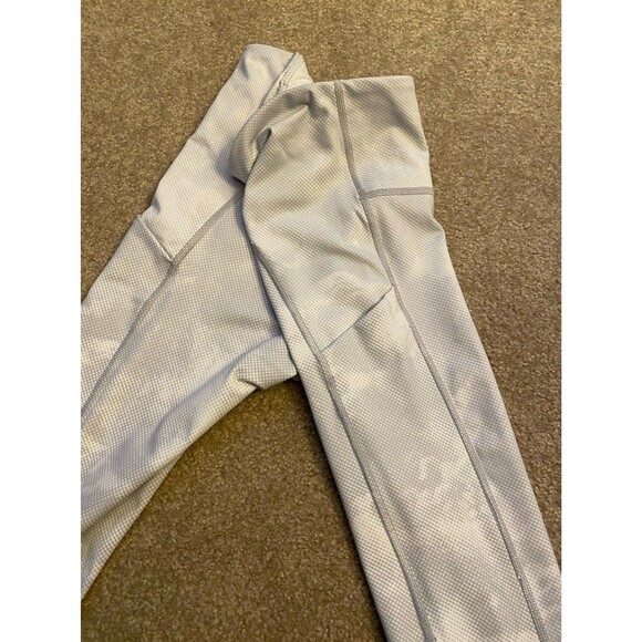 Athleta Ultimate Stash Pocket Printed Capri Leggings White/Gray Print Size Small - Picture 14 of 14